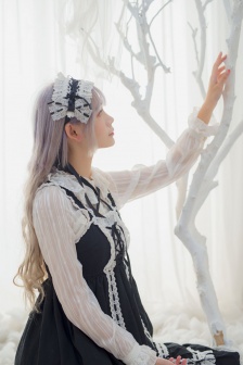 Eye-catching cos beauty maid dress up beautiful photo