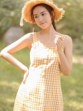 黄色格子连衣裙美女性感户外写真