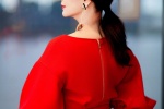 Zhao Yazhi's red puff sleeve dress is bright and charming photo pictures