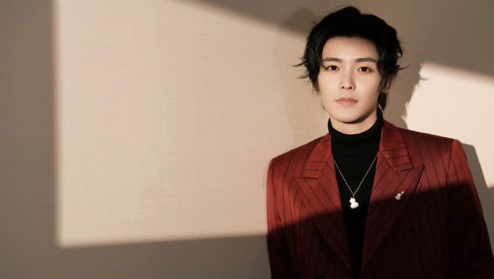 侯明昊喜慶帥氣寫真壁紙