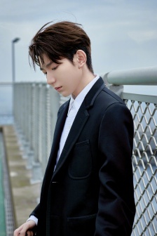 王源俊朗有型帅气写真图片