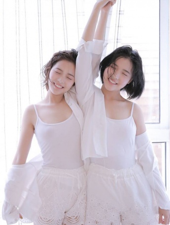 性感美人姊妹花濕髮吊帶誘惑寫真
