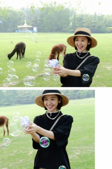 唐艺昕元气满满森系写真