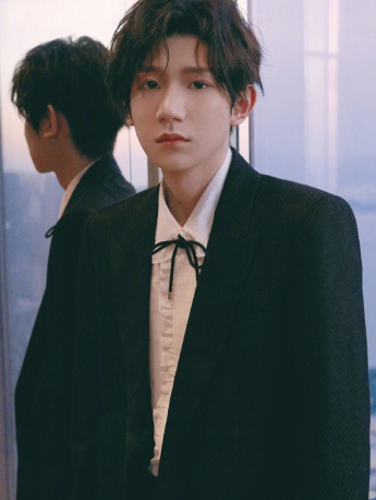 王源黑暗紋西裝帥氣寫真