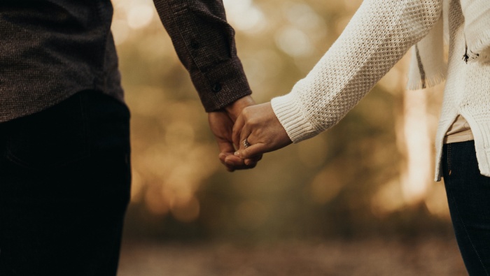 Couple holding hands picture material HD wallpaper