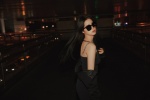 歐陽娜娜黑色吊帶性感夜拍寫真