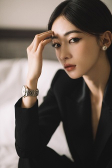 Wu Jinyan cool and sexy photo in black suit