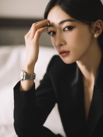 吴谨言黑色西装酷飒性感写真