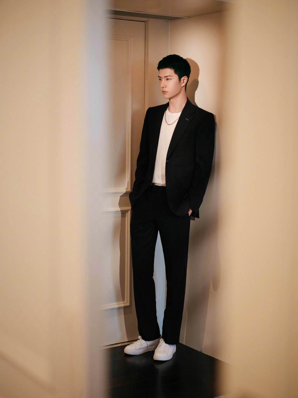 Wang Yibo handsome photo in black suit