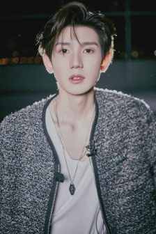 Wang Yuan's handsome photos with light and shadow atmosphere
