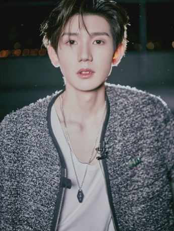 王源光影氛圍帥氣寫真圖片