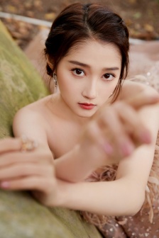 Guan Xiaotong sexy photo in pink feather dress