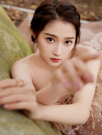 Guan Xiaotong sexy photo in pink feather dress