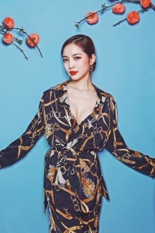 Wang Zhongyao's sexy photos with proud and plump bust