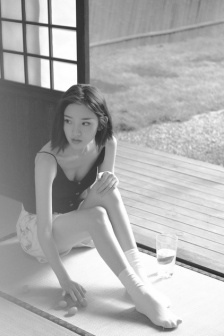 唐艺昕初秋黑白质感写真