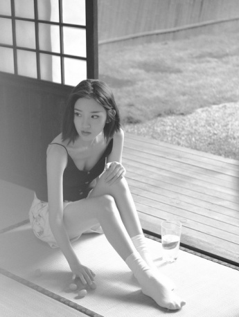 Tang Yixin's early autumn black and white texture photo