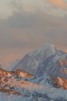 远处的雪山美景手机壁纸