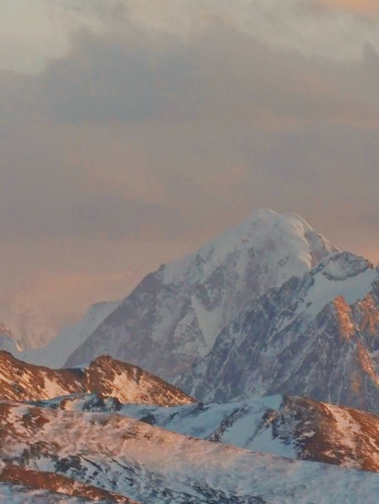 遠處的雪山美景手機壁紙