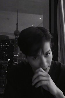 王嘉爾黑白鎖屏手機壁紙