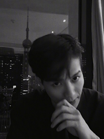 Wang Jiaer black and white lock screen mobile wallpaper