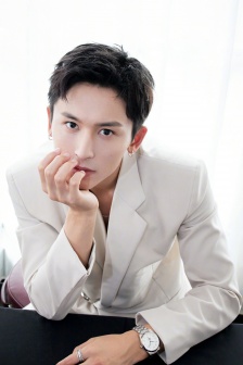 Zhang Zhehan's simple and handsome photo in white suit