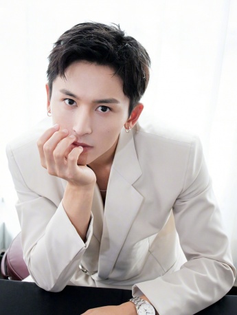 张哲瀚白色西装简约帅气写真