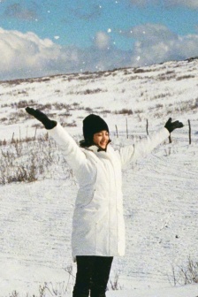 欧阳娜娜冬日雪地手机壁纸