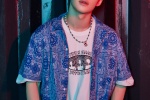 Liu Xianhua handsome photo pictures in blue printed shirt