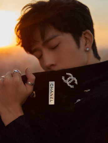 Jing Boran's handsome photo at dusk