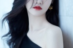 Jing Tian wears a black sloping shoulder dress in a hot and sexy photo