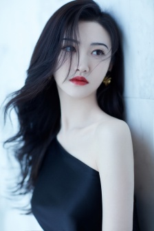 Jing Tian wears a black sloping shoulder dress in a hot and sexy photo