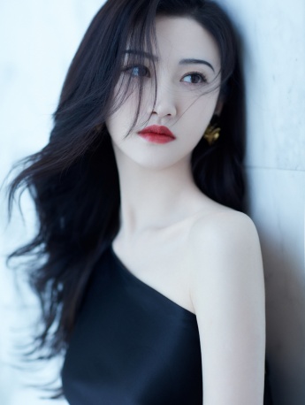 Jing Tian wears a black sloping shoulder dress in a hot and sexy photo