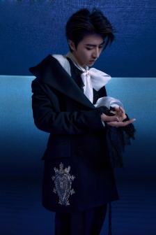 Cai Xukun's handsome photo shoot with purple fluorescent cover