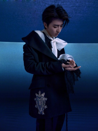 Cai Xukun's handsome photo shoot with purple fluorescent cover