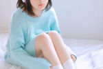 带着耳机的女孩性感撩人白丝美腿写真