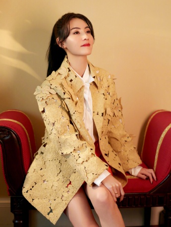 Cecilia Cheung's sexy pictures and photos of light yellow hollow jacket