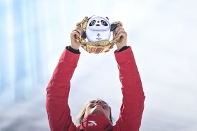 Gu Ailing holds up Bingdundun computer wallpaper