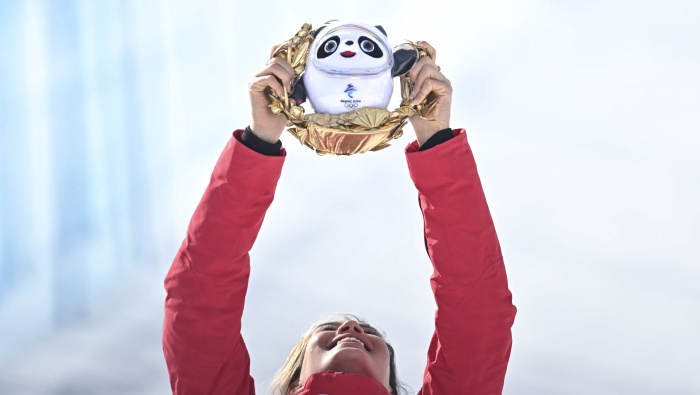 Gu Ailing holds up Bingdundun computer wallpaper