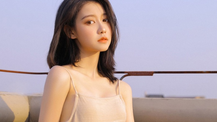 天台少女性感寫真桌麵壁紙