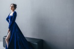 迪麗熱巴藍色絲絨長裙性感寫真圖片
