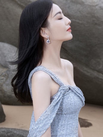 Tong Liya's sexy pictures at the 34th Golden Rooster Awards