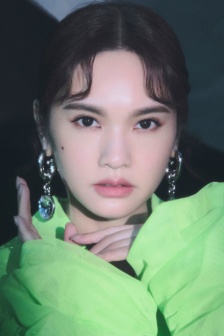 Singer Rainie Yang HD vertical screen mobile wallpaper