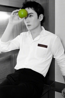 Zhu Yilong LV2022 Spring and Summer Show Handsome Photos