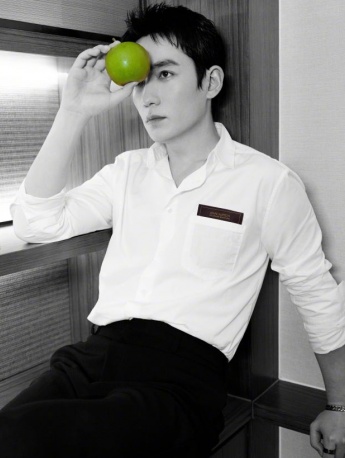 Zhu Yilong LV2022 Spring and Summer Show Handsome Photos
