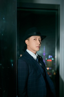 Han Geng elegant and handsome photo in British style suit