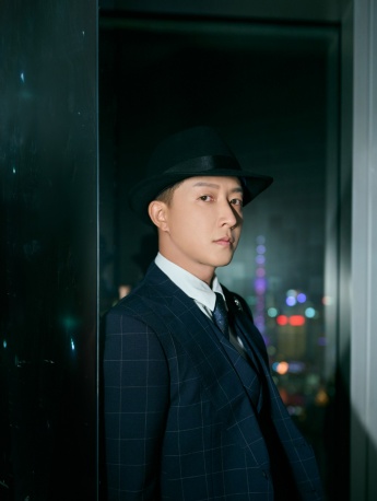 Han Geng elegant and handsome photo in British style suit