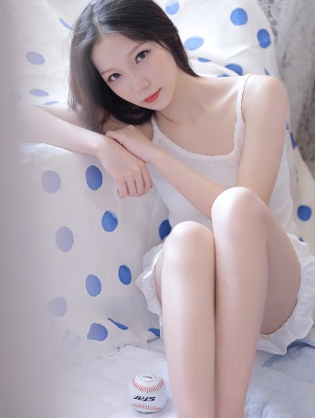 妖娆长发美女白净性感美腿写真