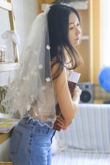 带着白纱的美女私房性感写真
