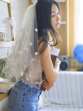 帶著白紗的美女私房性感寫真