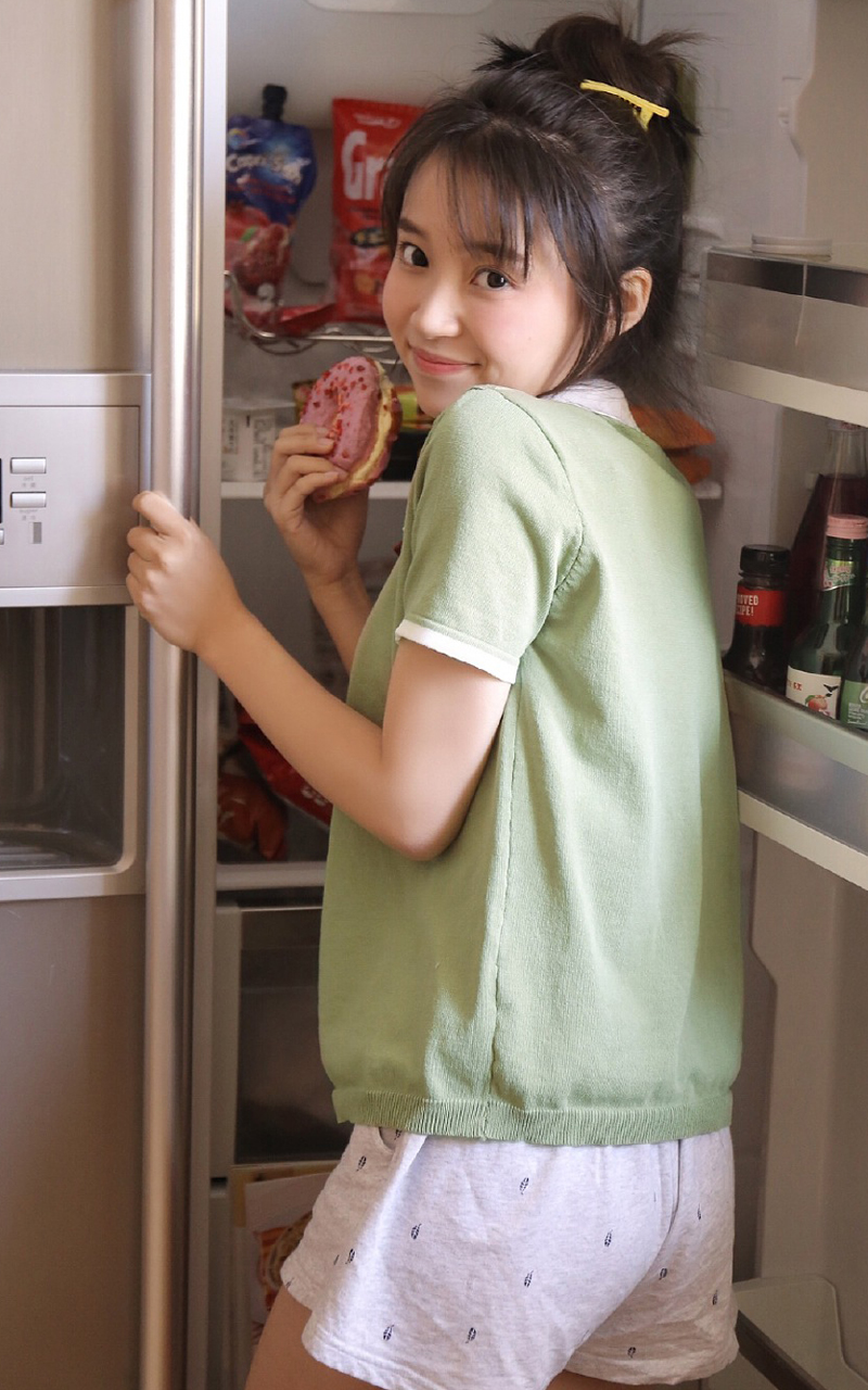 冰箱旁的元气少女性感美腿写真